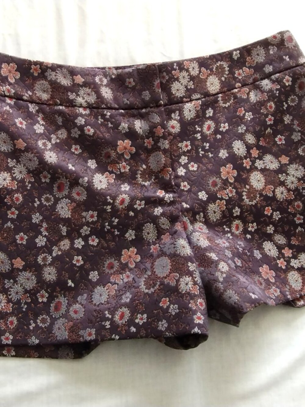 ANN TAYLOR LOFT Grayish-Purple FLORAL Print "SILKY BROCADE" Shorts Sz 8 (4 In)